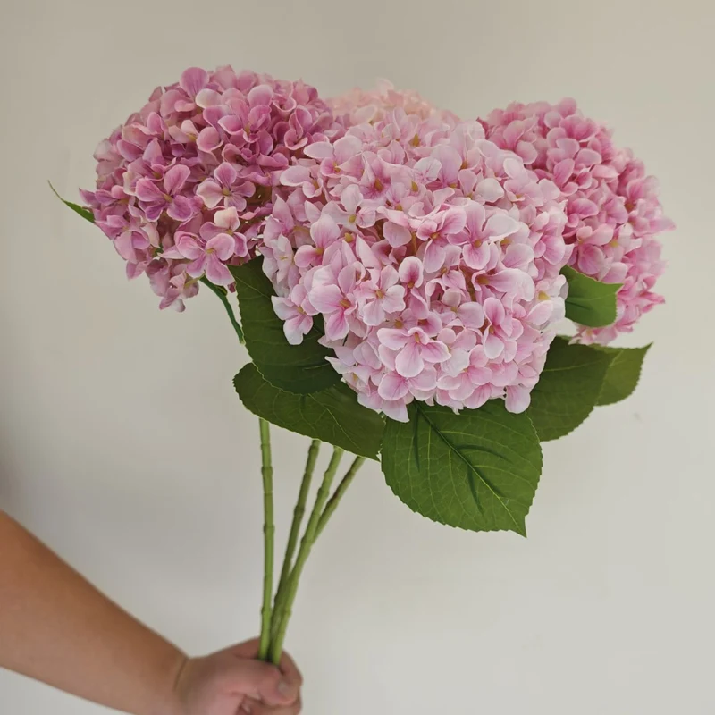 Lebensnahe Hortensienblumenstrauß
