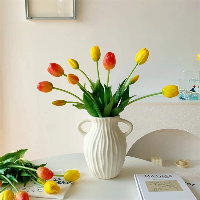 Elegante Kunst-Tulpenbouquet
