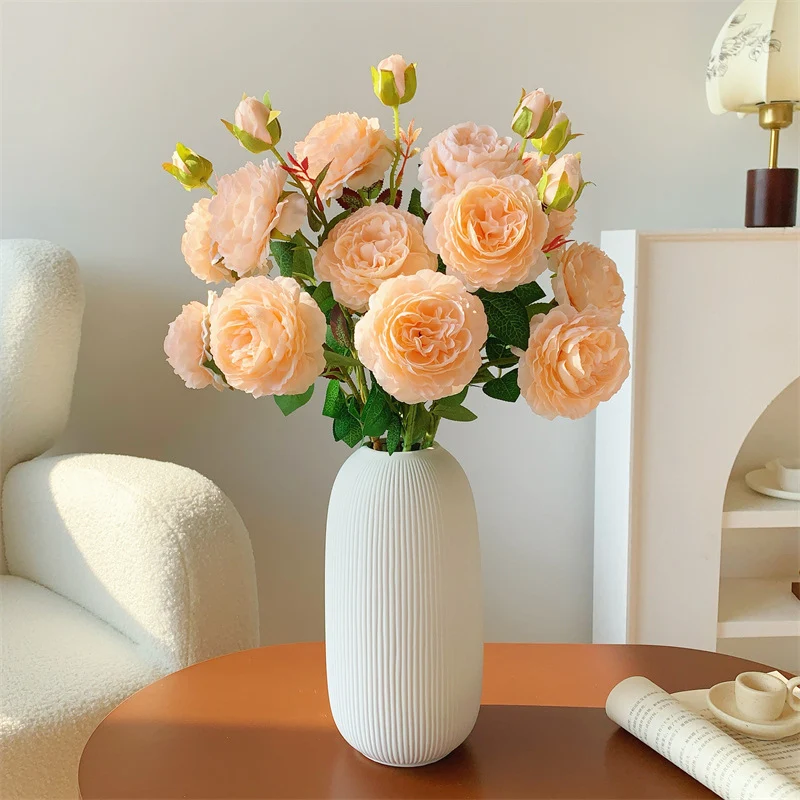 Eleganter künstlicher Rosenstrauß