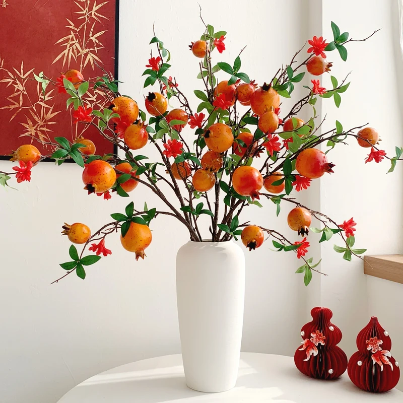 Dekorative Granatapfelblütenarrangement