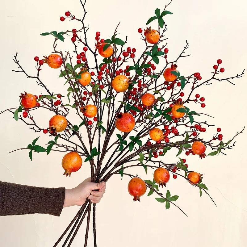 Dekorative Granatapfelblütenarrangement