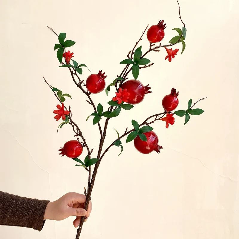 Dekorative Granatapfelblütenarrangement