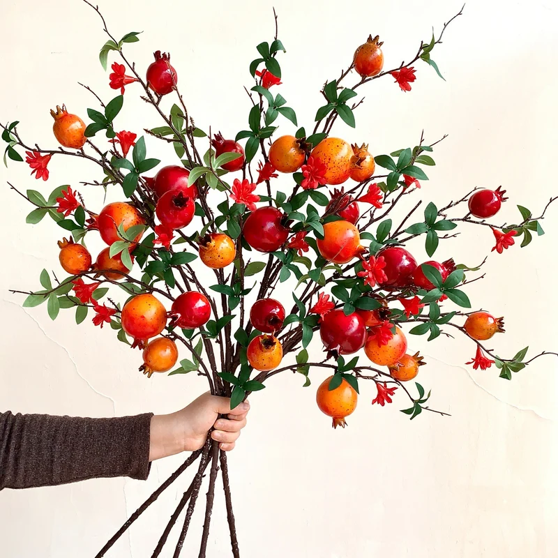 Dekorative Granatapfelblütenarrangement