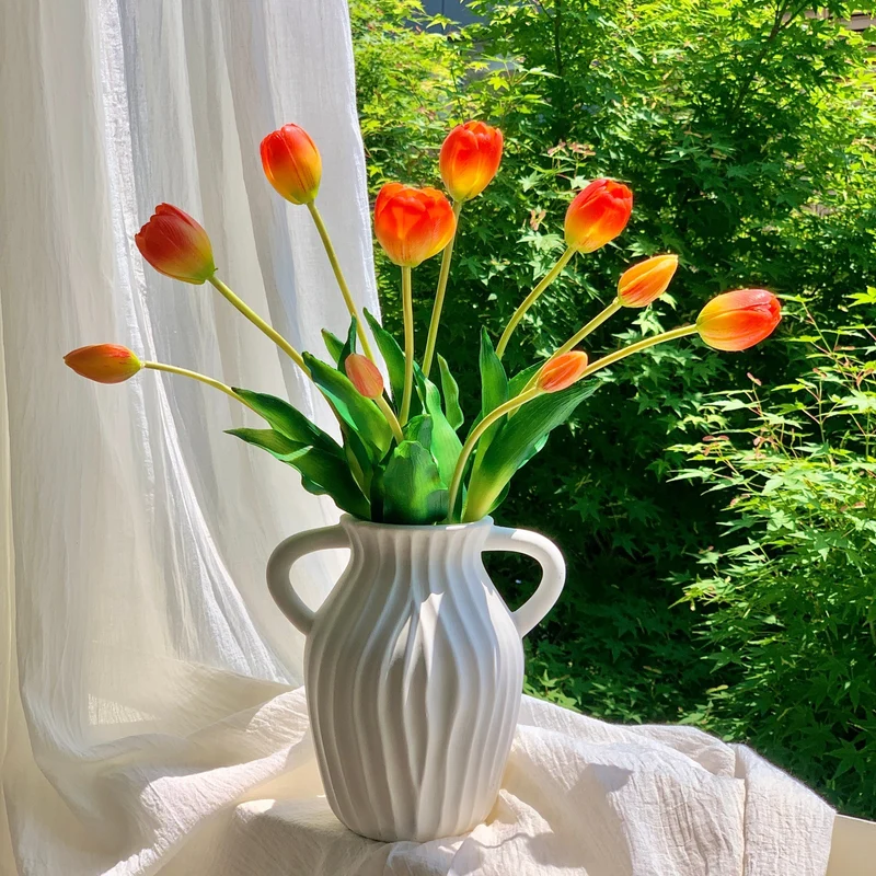 Dekorativer künstlicher Tulpenstrauß