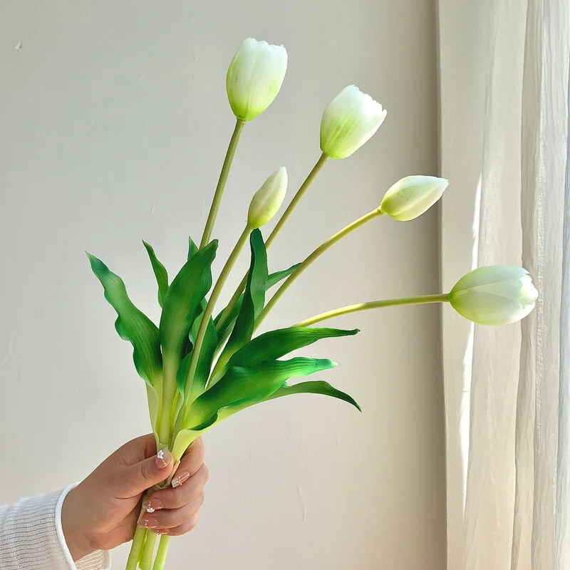 Dekorativer künstlicher Tulpenstrauß