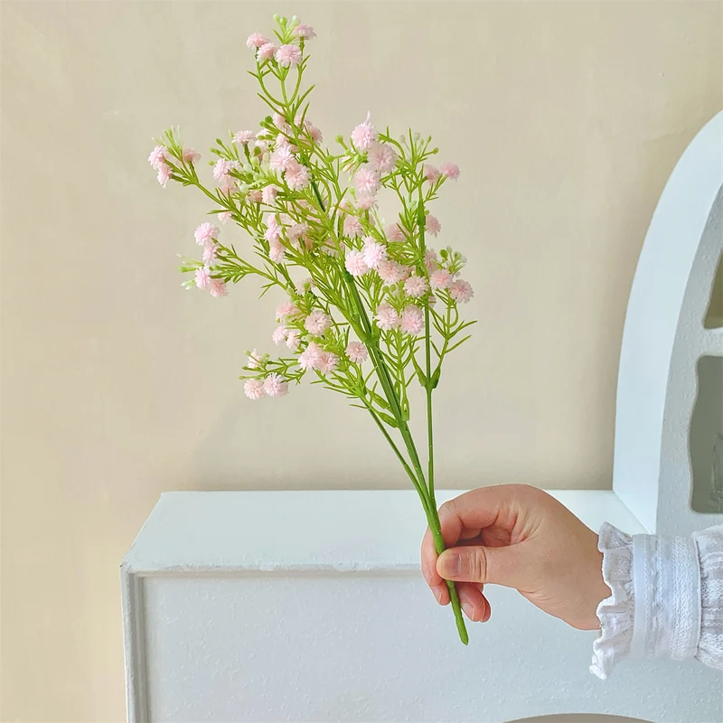 Dekorativer Kunstblumenstrauß