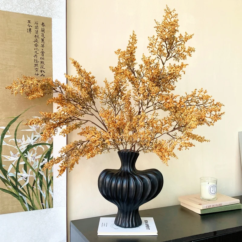 Dekorativer getrockneter Blumenstrauß mit Ästen