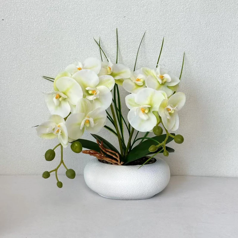 Lebensechte Orchideenblumenstrauß-Anordnung