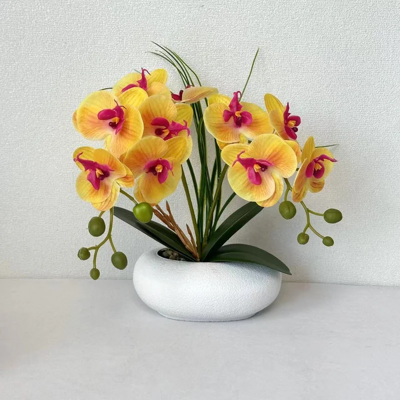 Lebensechte Orchideenblumenstrauß-Anordnung