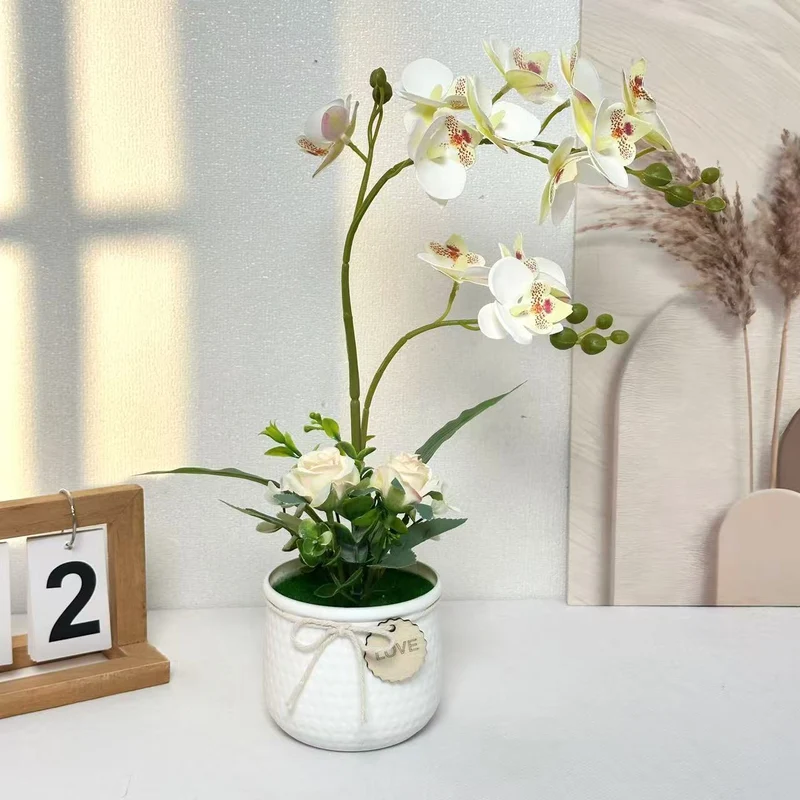 Lebensechte Orchideen- und Rosenblumenarrangement