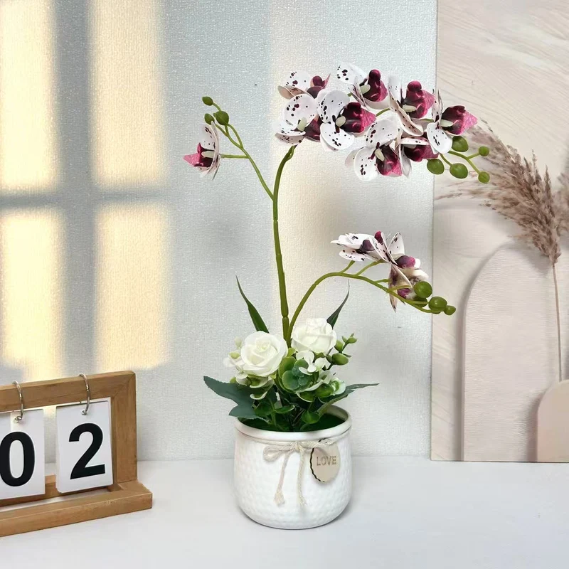 Lebensechte Orchideen- und Rosenblumenarrangement