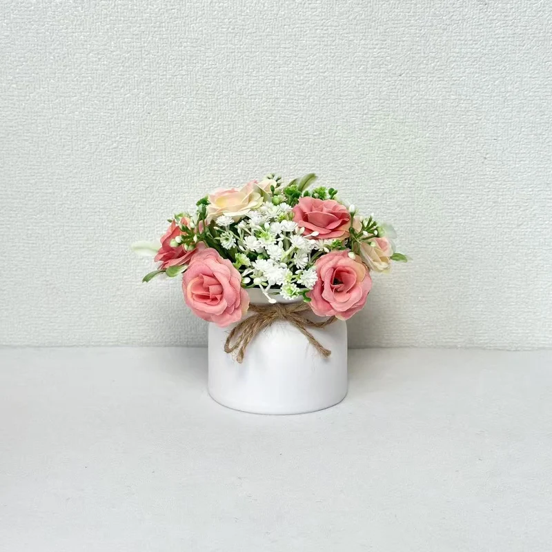 Lebensechter Blumenstrauß in dekorativem Topf für die wohnkultur
