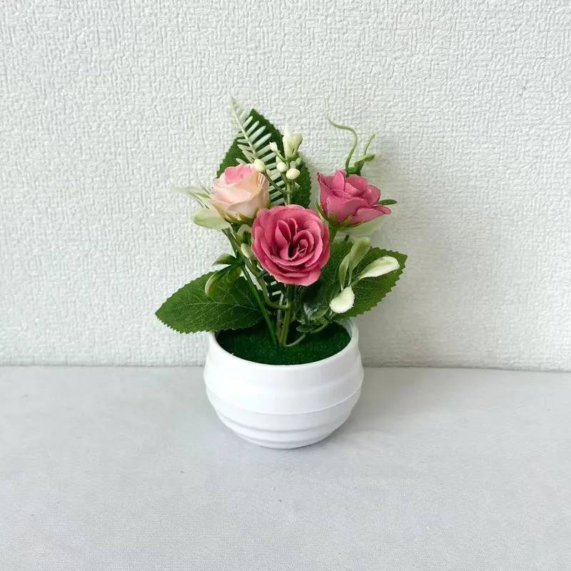 Lebensechte Blumenarrangement in dekorativem Topf für die Wohnkultur