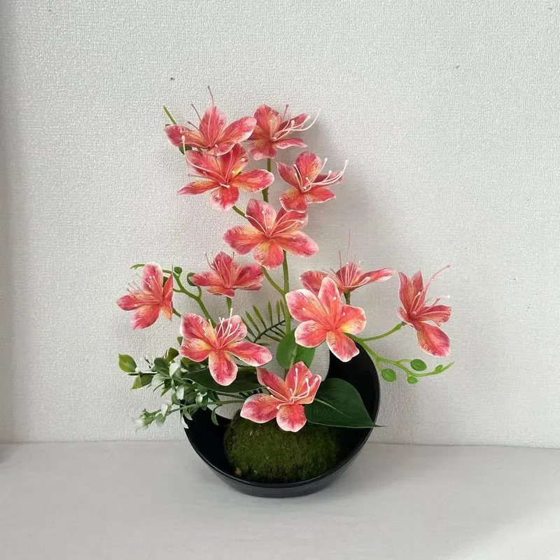 Lebensechte Blumenarrangements für die Innenausstellung