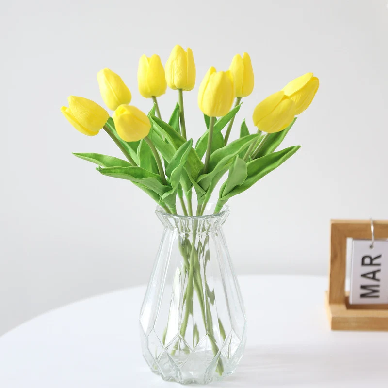 Künstlicher dekorativer Tulpenstrauß