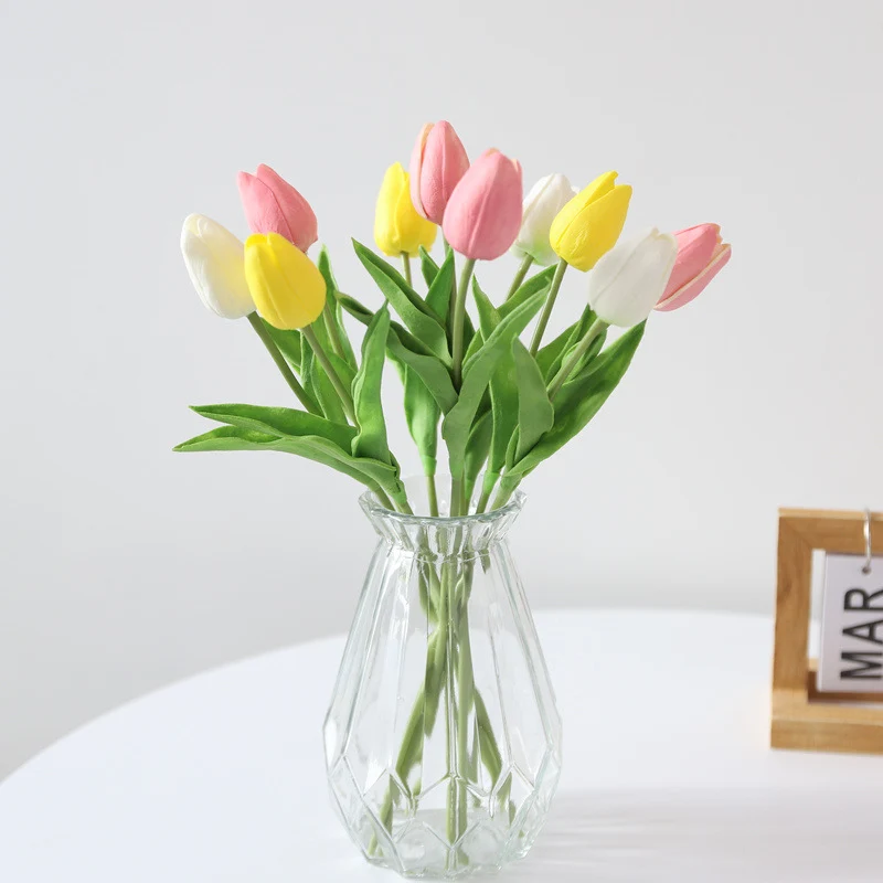 Künstlicher dekorativer Tulpenstrauß