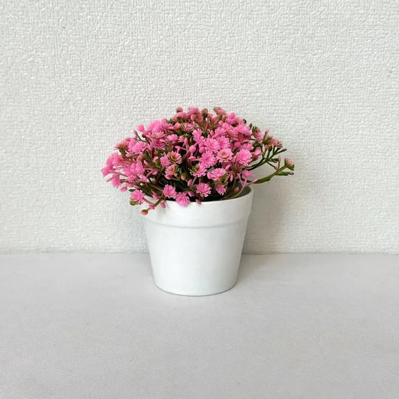 Miniatur Arrangement mit künstlichen Blumen im Topf
