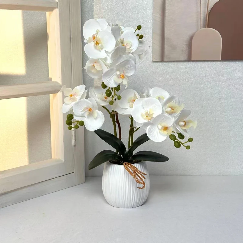 Lebensechte dekorative Orchideenarrangement für Tischdekoration