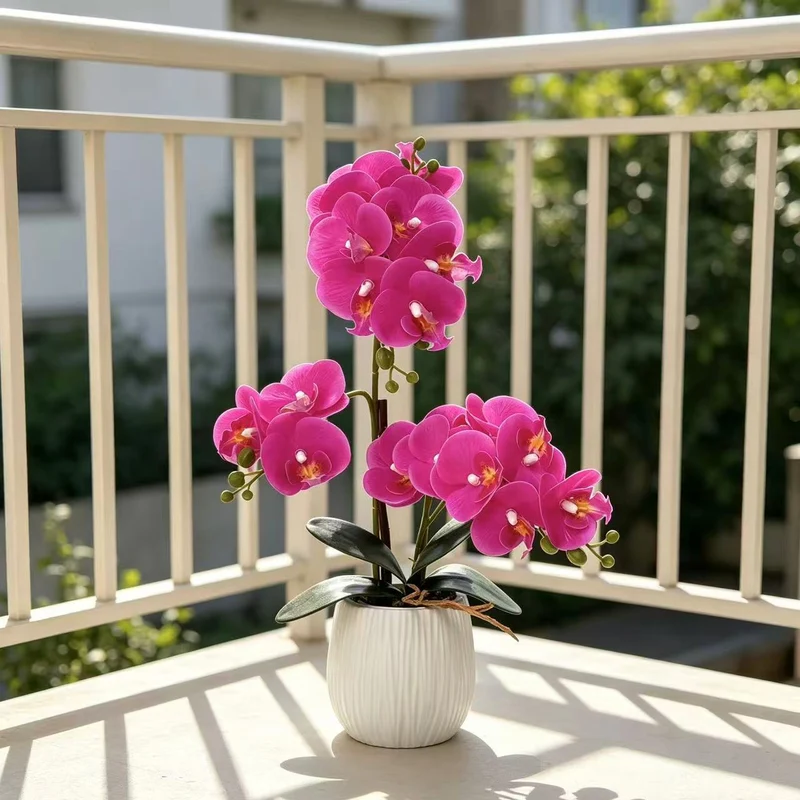 Lebensechte dekorative Orchideenarrangement für Tischdekoration