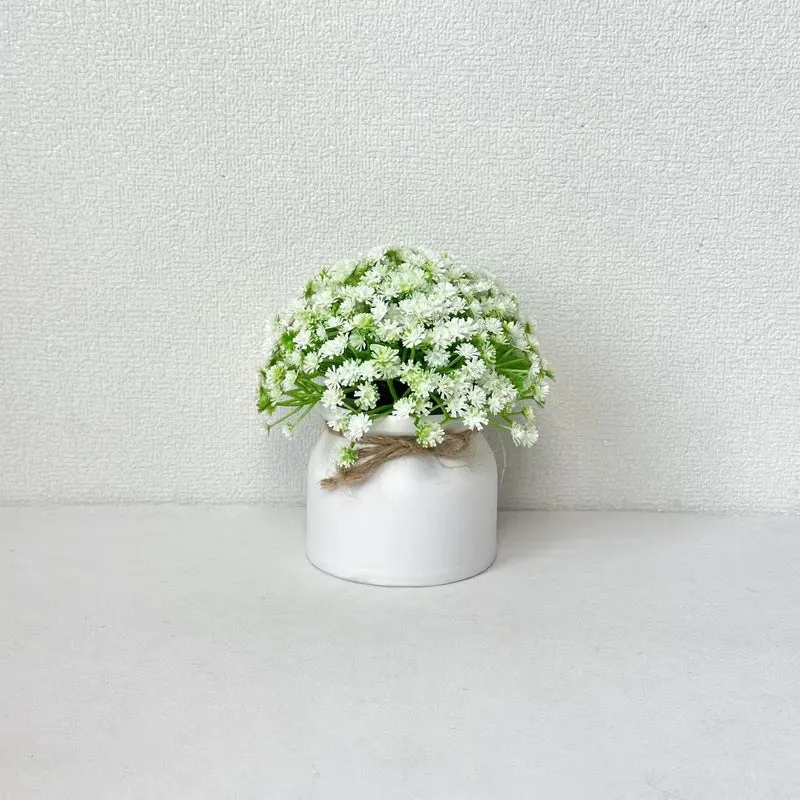 Lebensechte Lila Blumenarrangement