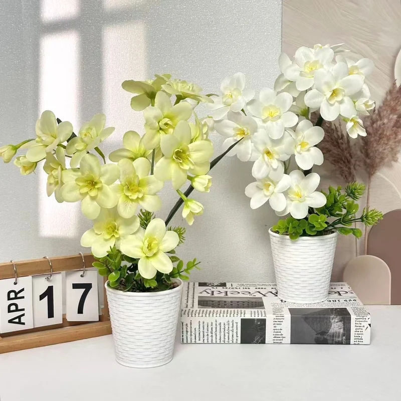 Künstliche Orchideenpflanzenanordnung für die Innendekoration zuhause