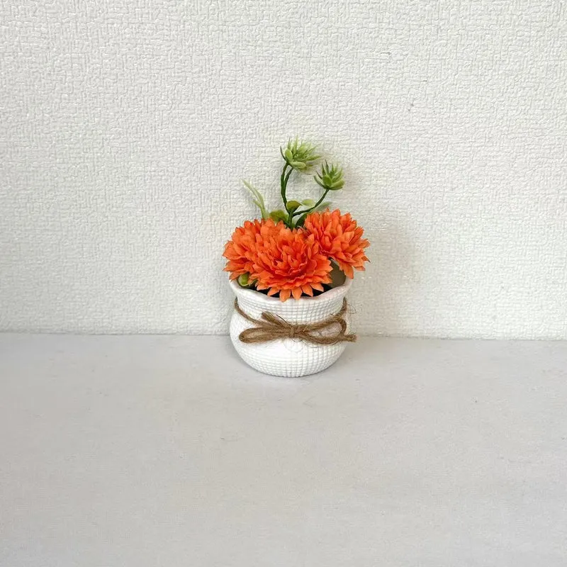 Dekorative Mini-Blumenarrangement im Topf