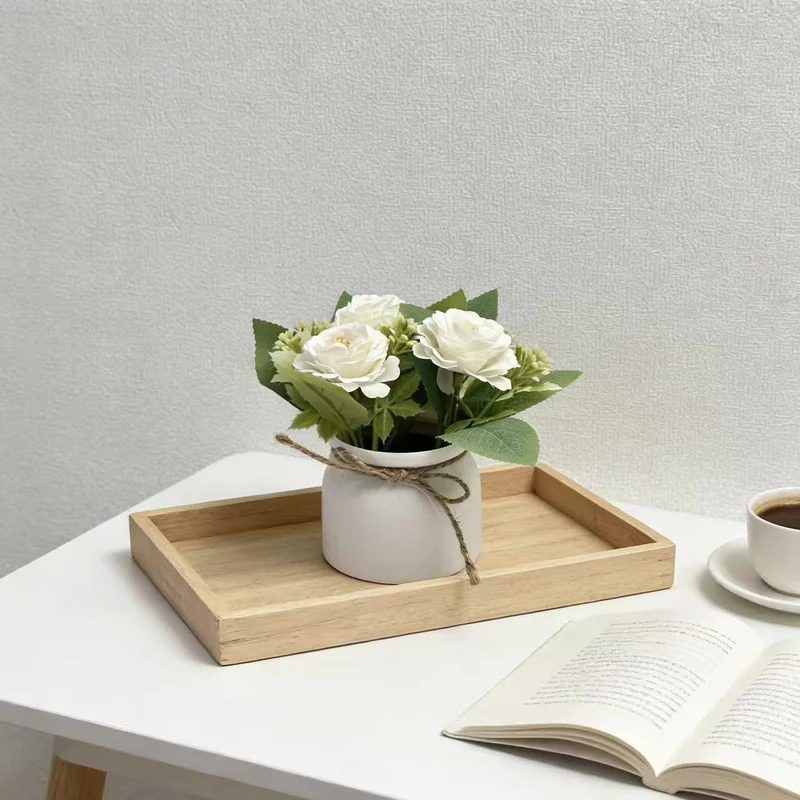 Dekorative Blumenarrangement für die Inneneinrichtung