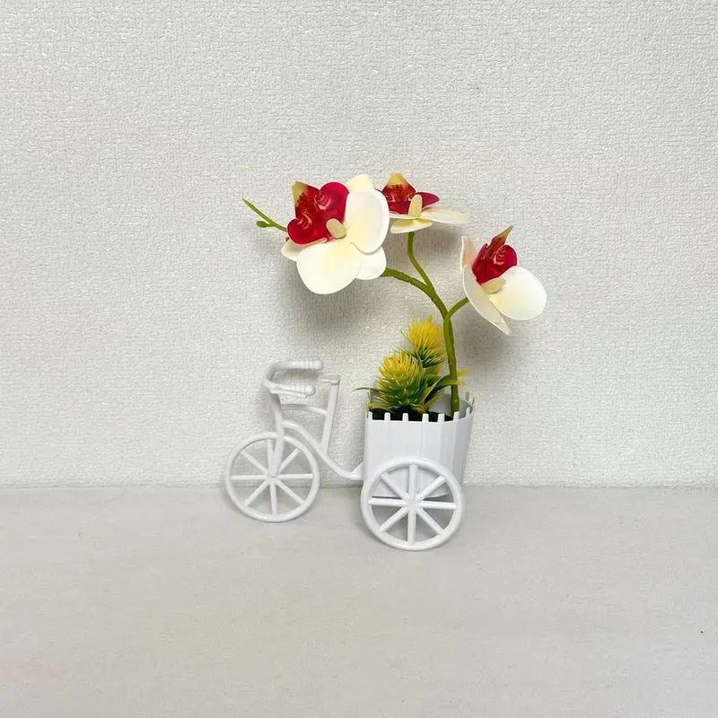 Dekorativer Fahrrad-Blumentopf mit Kunstorchideen-Arrangements für Dekor