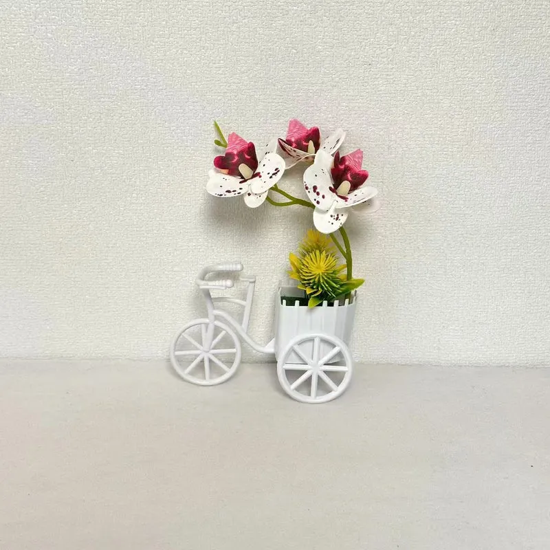 Dekorativer Fahrrad-Blumentopf mit Kunstorchideen-Arrangements für Dekor