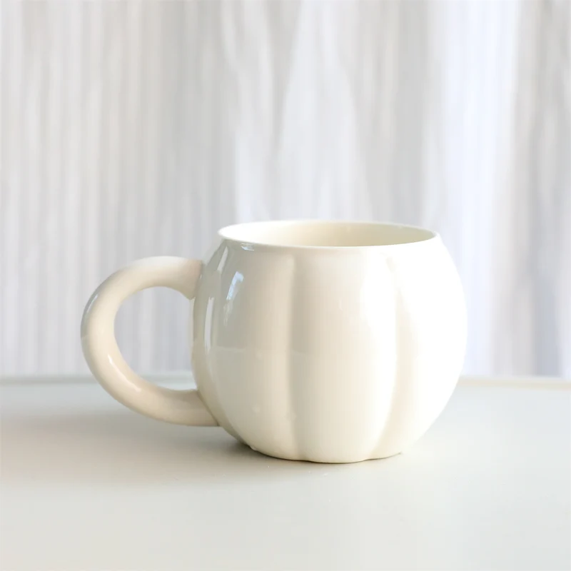 Keramikbecher mit ergonomischem Griff und geriffelter Ballonform