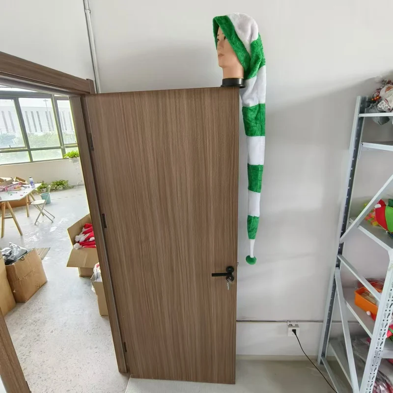 Lange Weihnachtsmütze im gestreiften Design