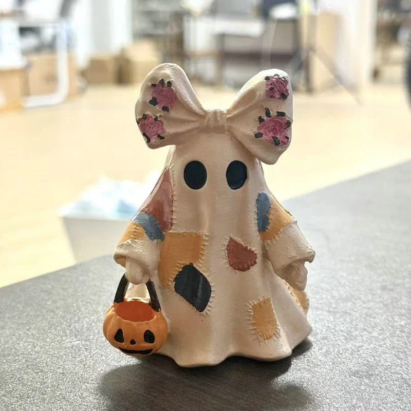 Keramik-Geisterfigur mit integrierter Beleuchtung und Kürbiskorb