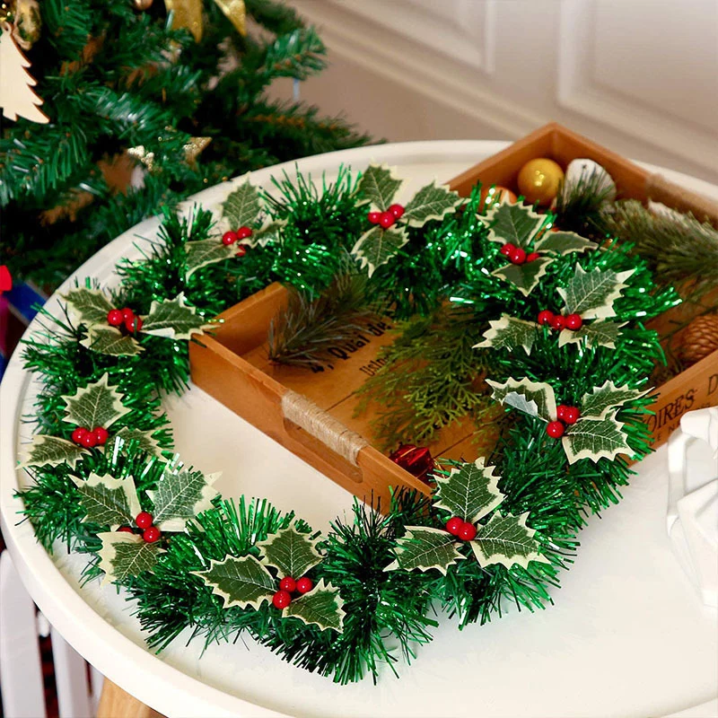 Dekorative Weihnachtsmistelzweige mit goldenen Beeren