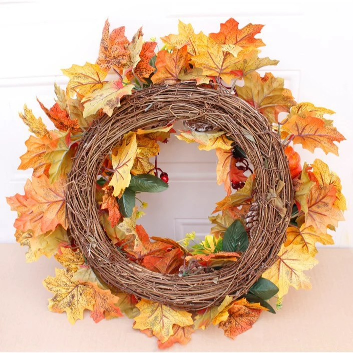 Herbstlicher Türkranz mit künstlichen Ahornblättern, Zapfen und Deko-Kürbissen