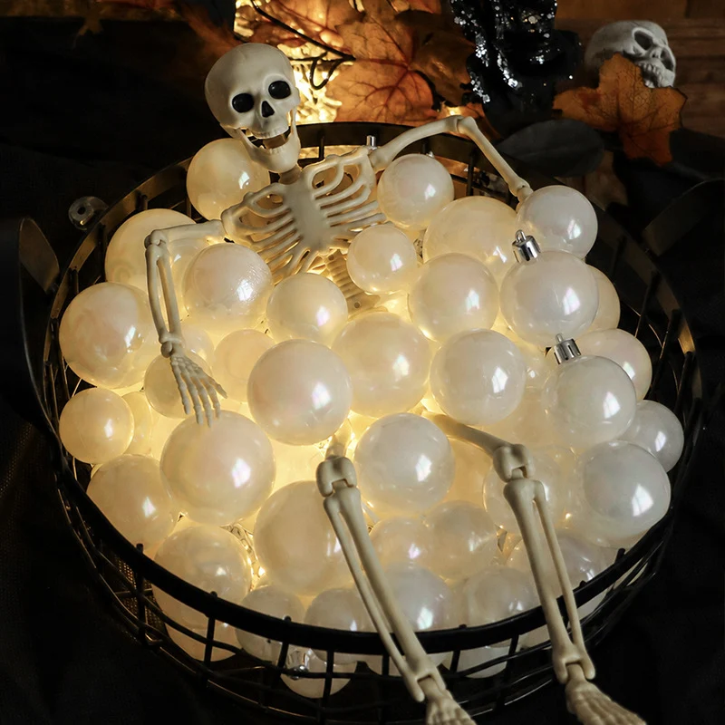 Set aus perlmutt-glänzenden Kunststoff-Christbaumkugeln in zwei Größen