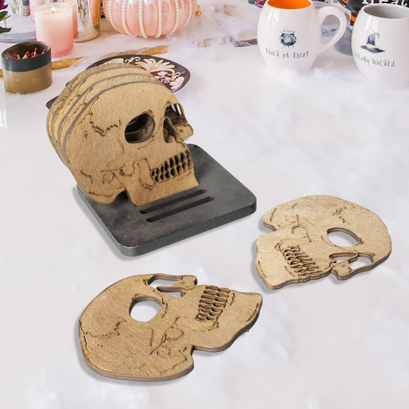 Set aus lasergravierten Holz-Untersetzern in Totenkopf-Form mit Aufbewahrungsständer