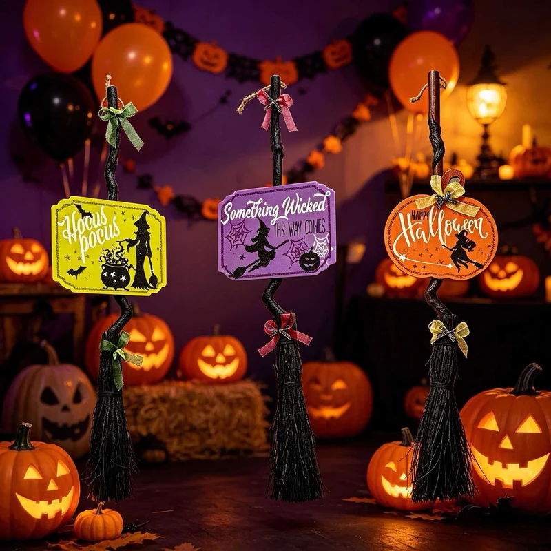 Hängender Halloween-Dekobesenanhänger mit gewundenem Stiel und 'Hocus Pocus' Schild