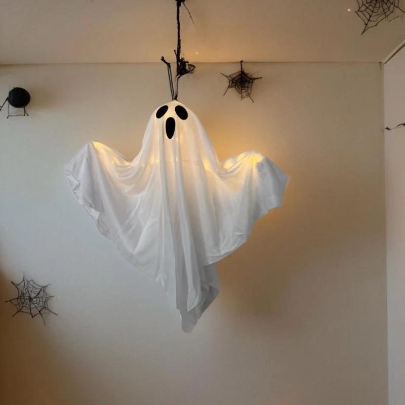 Hängende Geisterdekoration aus Stoff mit integrierter LED-Lichterkette