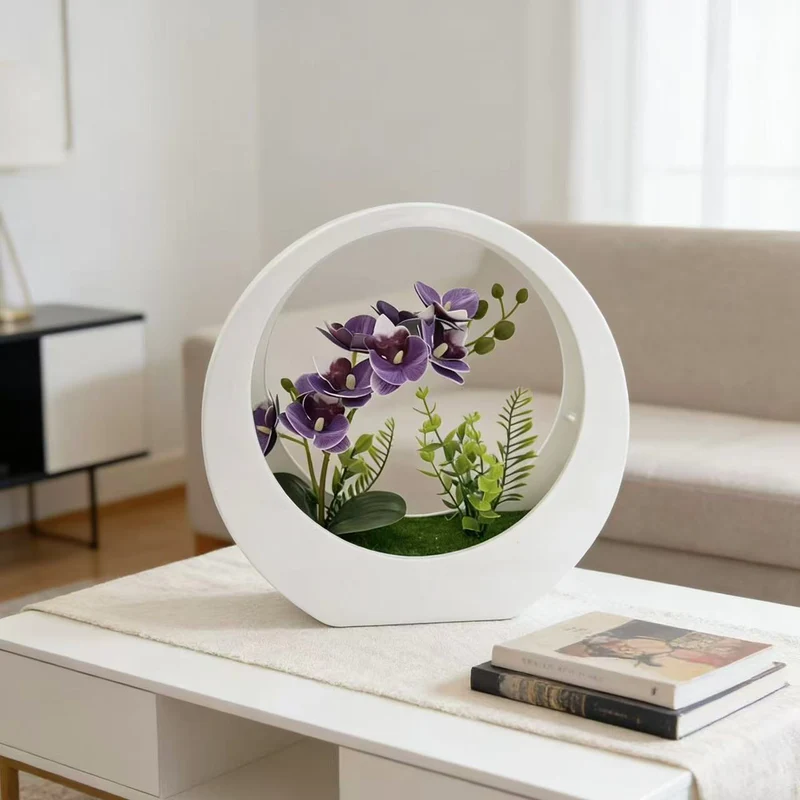 Dekorative Orchideenpflanze in modernem runden Vase
