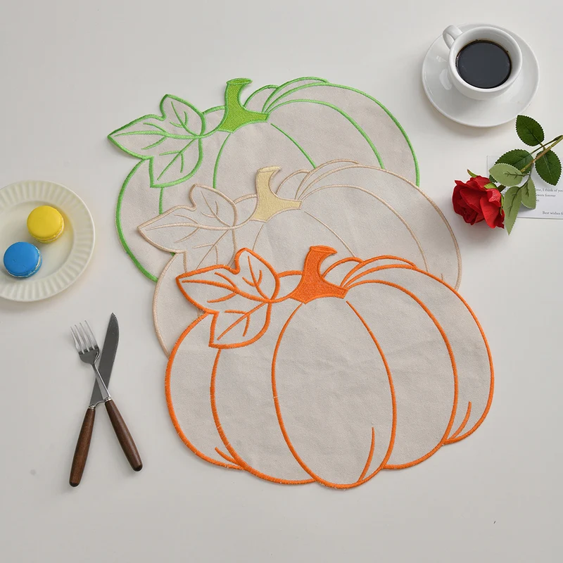 Saisonales Tischset Platzmatte aus Leinen in Kürbis‑Silhouette mit farbigem Stickrand