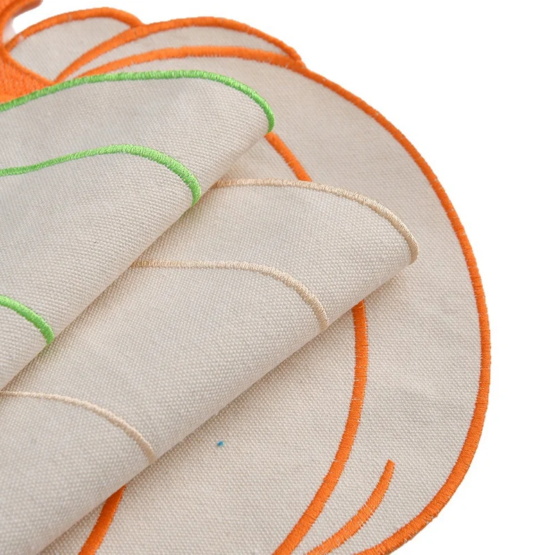 Saisonales Tischset Platzmatte aus Leinen in Kürbis‑Silhouette mit farbigem Stickrand