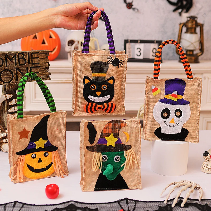 Halloween-Jutetasche mit aufgenähter schwarzer Katze und gestreiften Tragegriffen