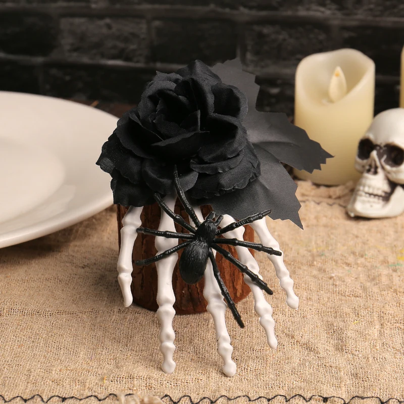 Gothic-Haarclip mit Stoffrose, Skelettfingern und Spinnen-Applikation