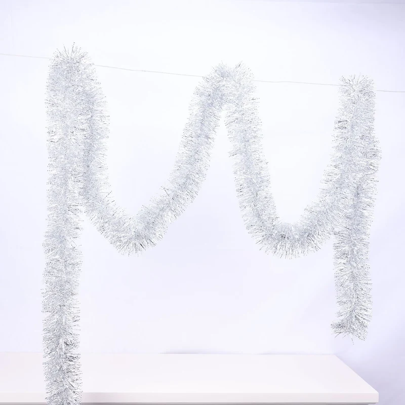 Glitzernde Weihnachtsgirlande mit Schneeflockenmotiven
