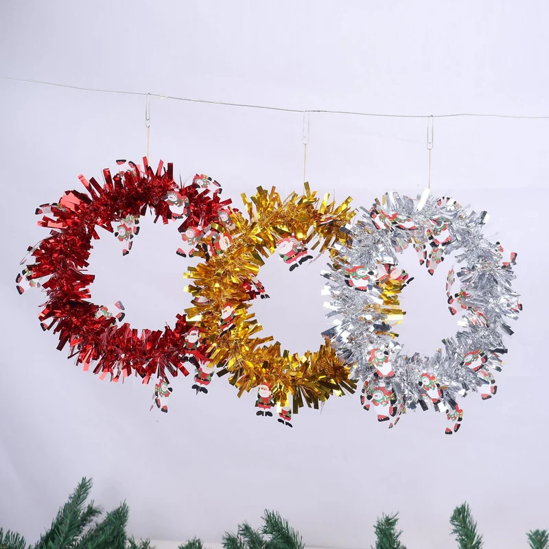 Glänzender Weihnachtskranz mit festlichen Motiven