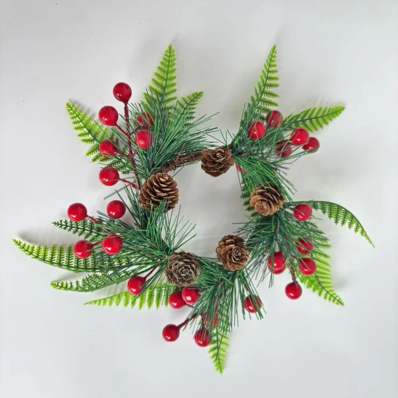 Weihnachtskranz mit Tannenzapfen und roten Beeren