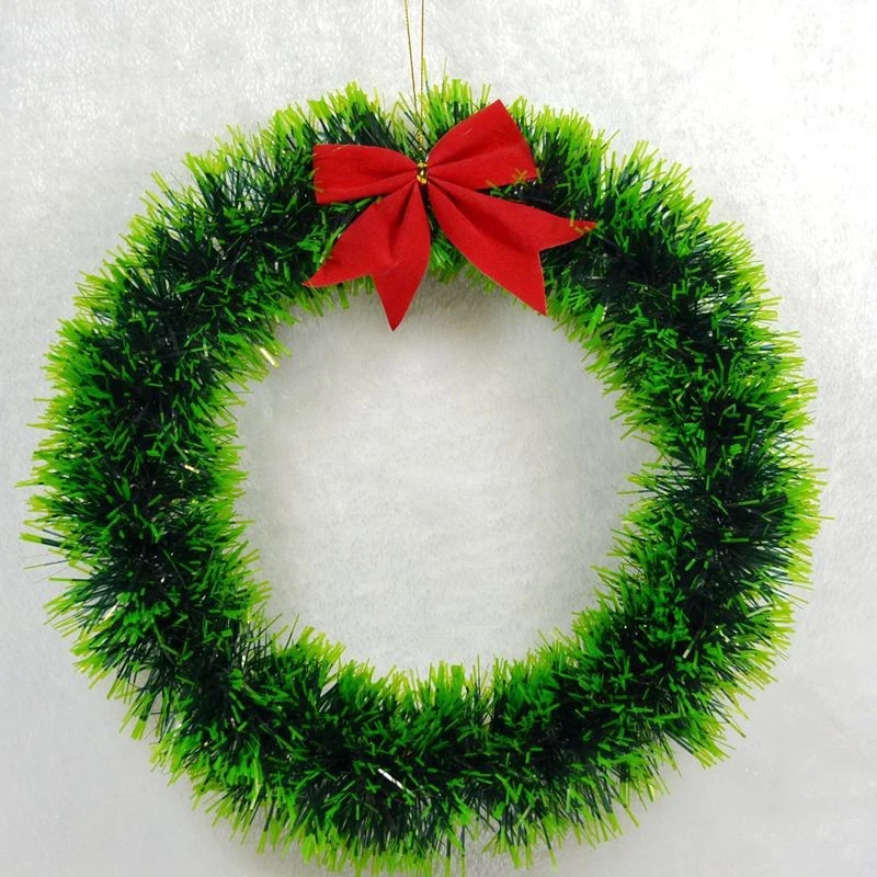 Festlicher Weihnachtskranz mit Schleife