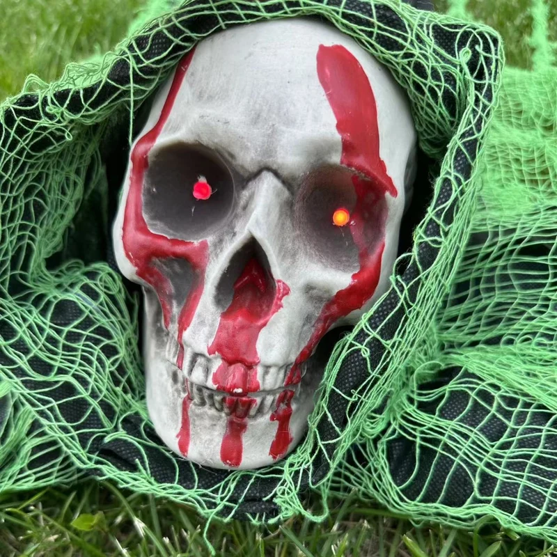 Gruselige kriechende Halloween-Dekofigur mit Schädel, blutigen Händen und zerrissener Netzstoffbespannung