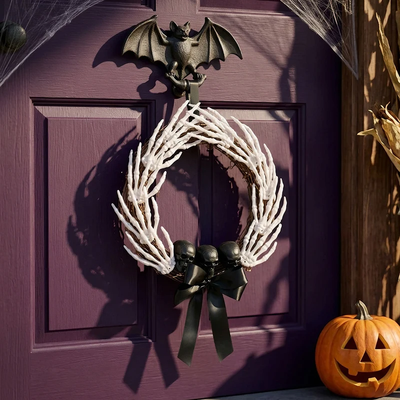 Grusel-Halloween-Türkranz mit Skeletthänden, drei Totenköpfen und Satin-Schleife