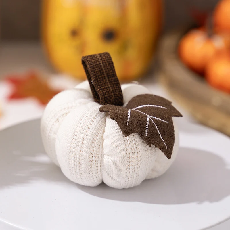 Gestrickter Stoffkürbis als herbstliche Tischdeko mit Filzblatt